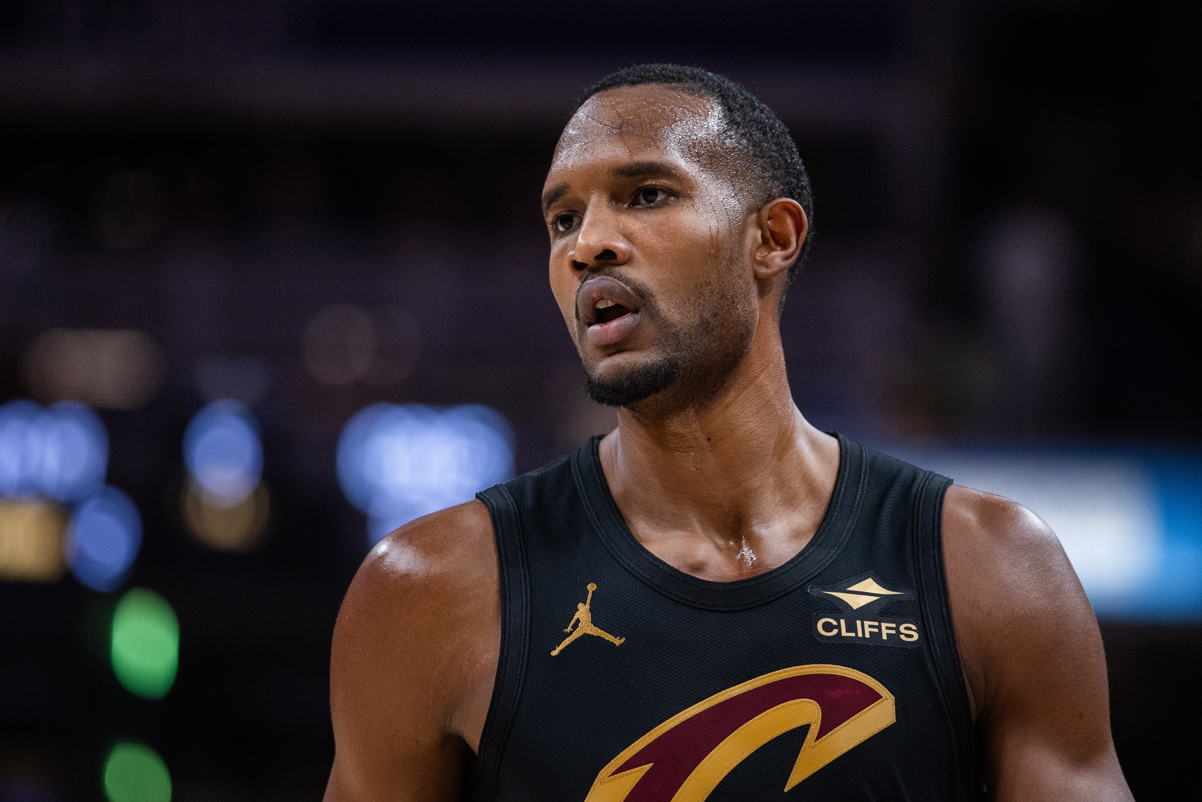 天博体育官方网站-先发制人！莫布里勾手打中 骑士开场2分钟9-0打停国王