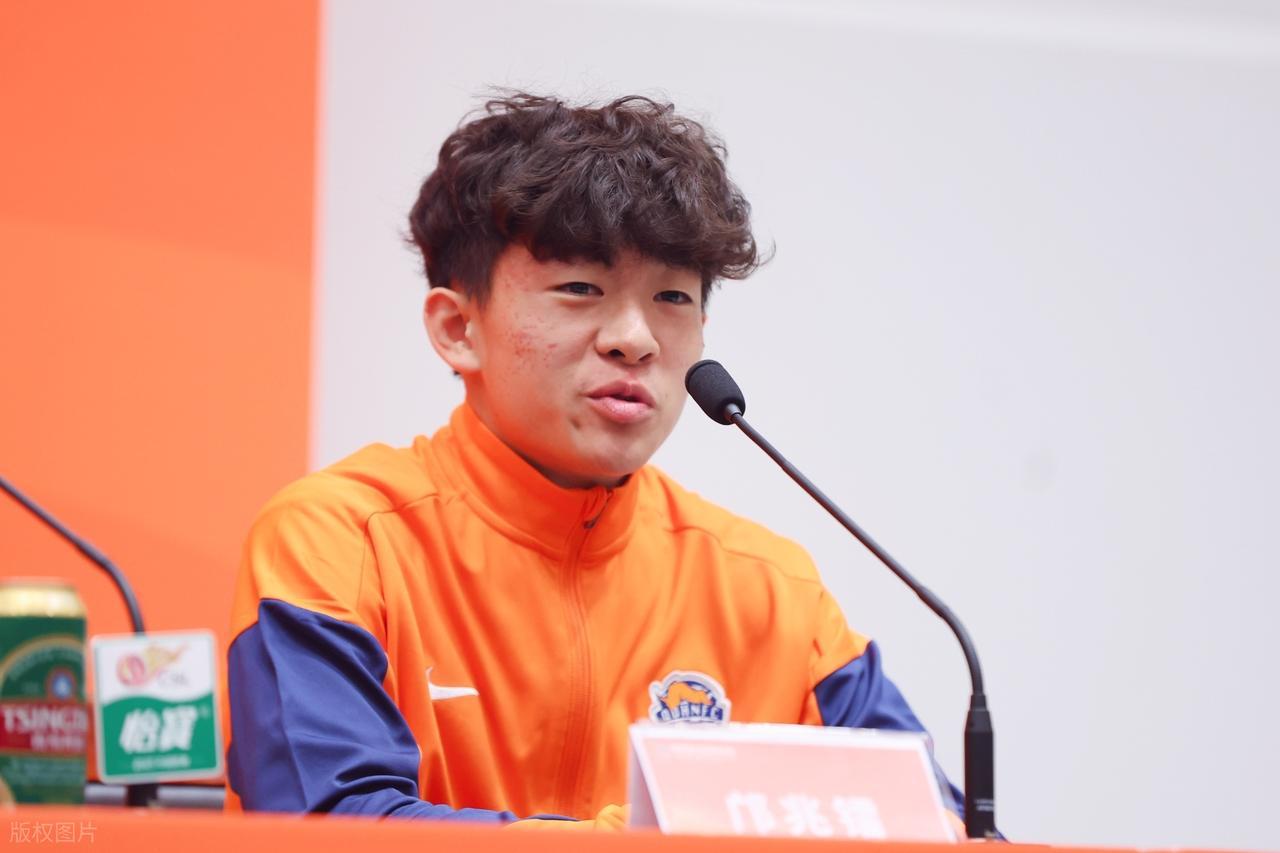 争议！青岛海牛将邝兆镭列入B队，引发外界猜测，本人强调没伤病